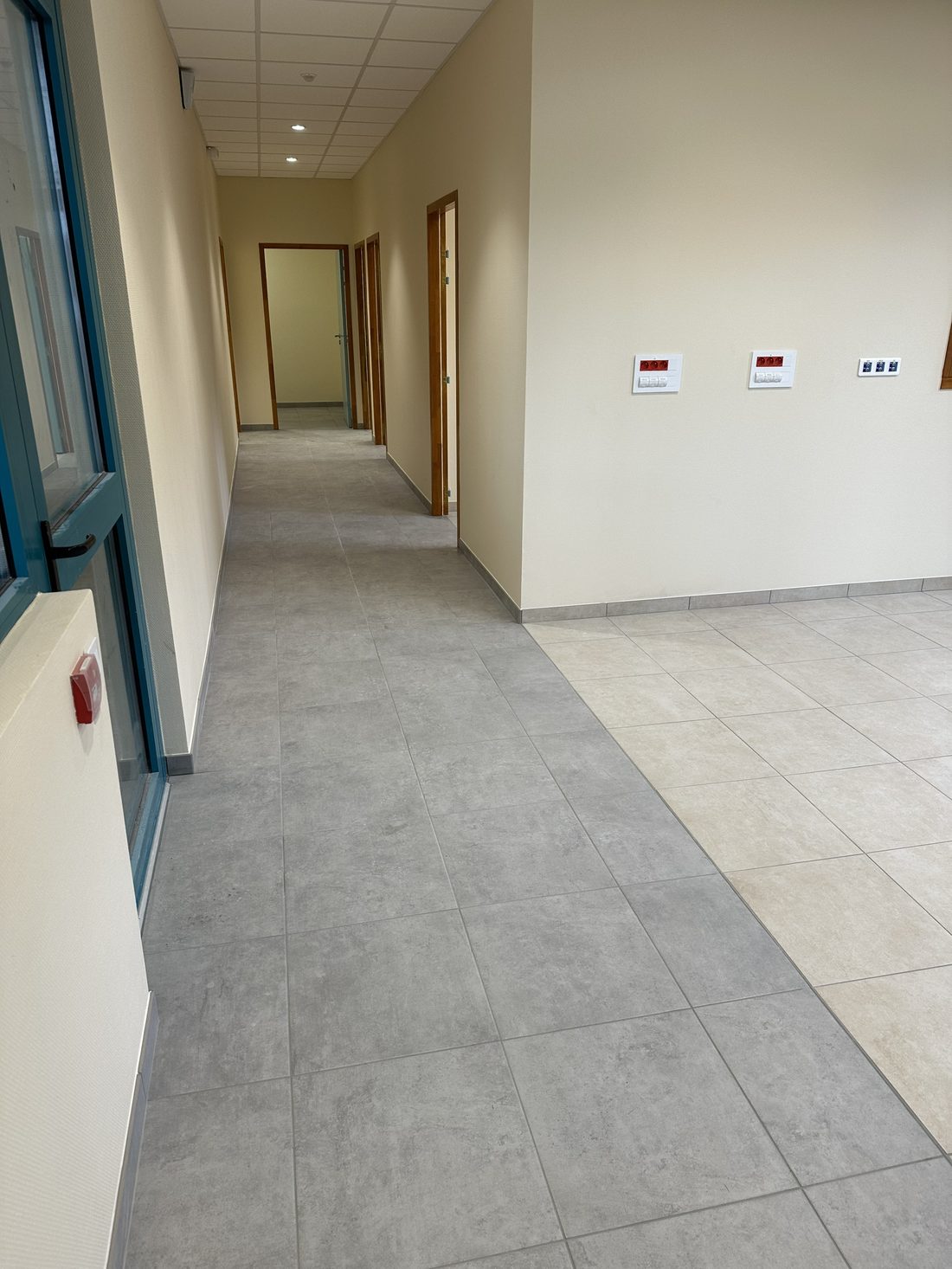 Couloir carrelé grand format — Prestige Carrelage