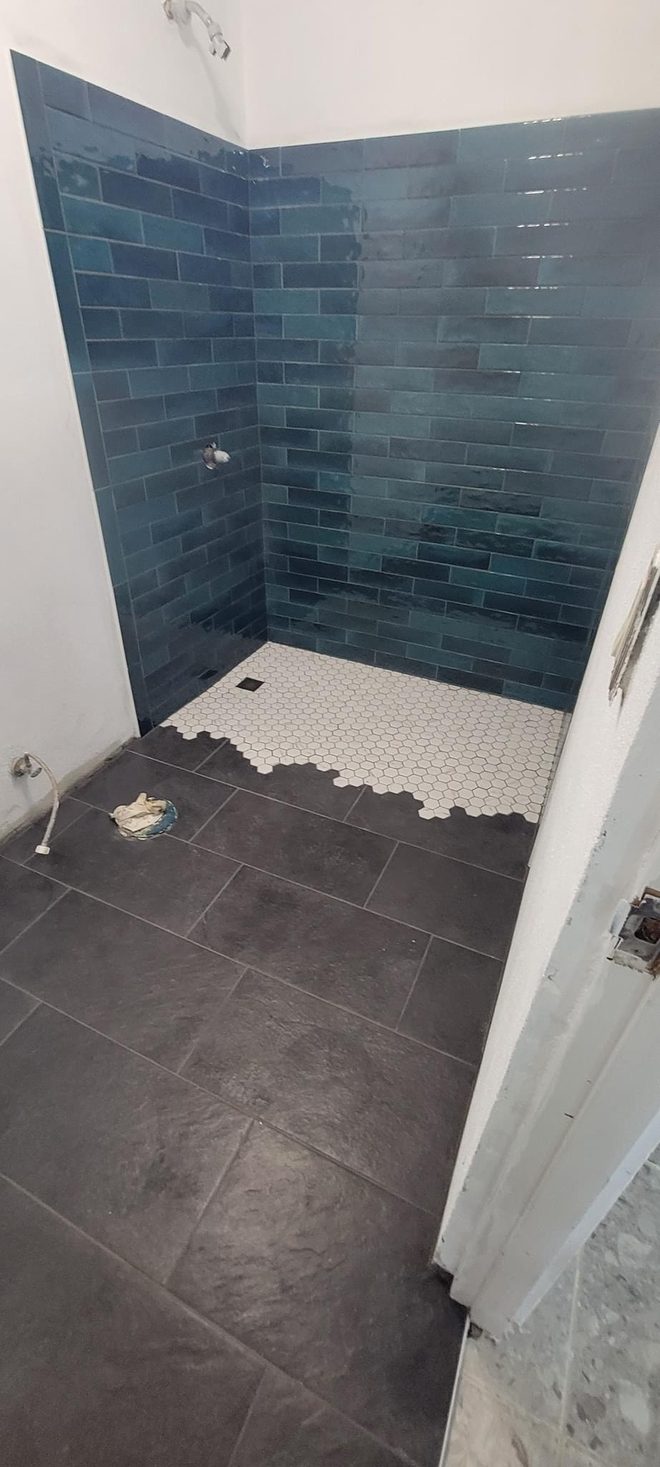Douche en faïence bleue avec sol mosaïque — Prestige Carrelage