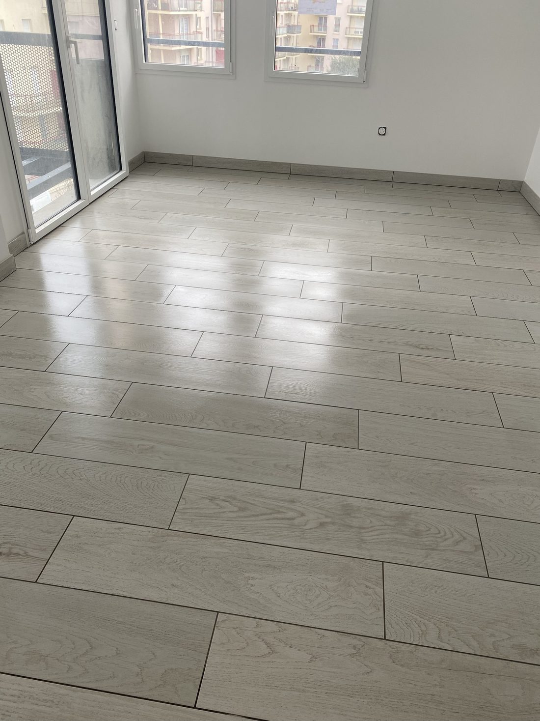Sol effet bois gris clair — Prestige Carrelage