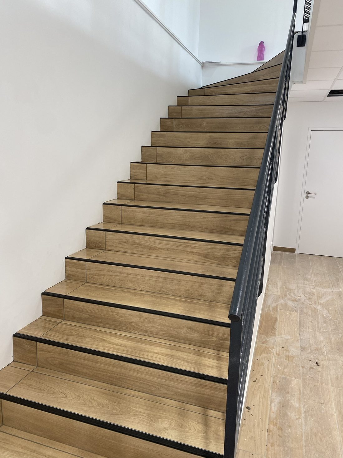 Escalier carrelé effet bois avec nez de marche — Prestige Carrelage