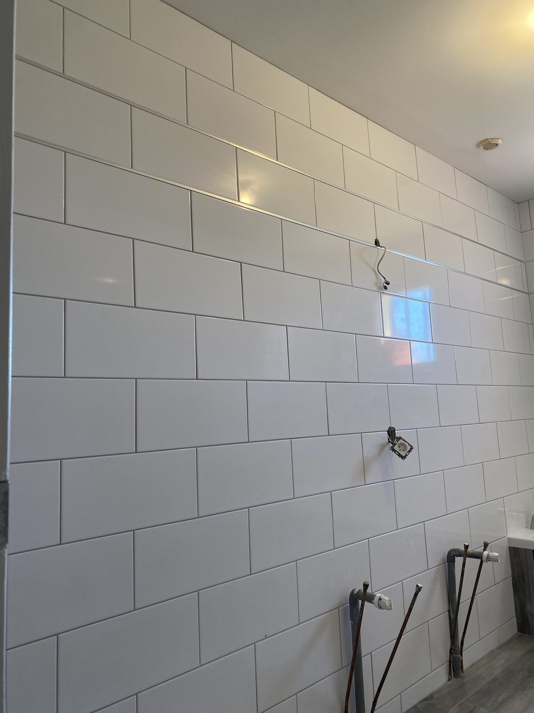 Mur en faïence blanche avec listel — Prestige Carrelage