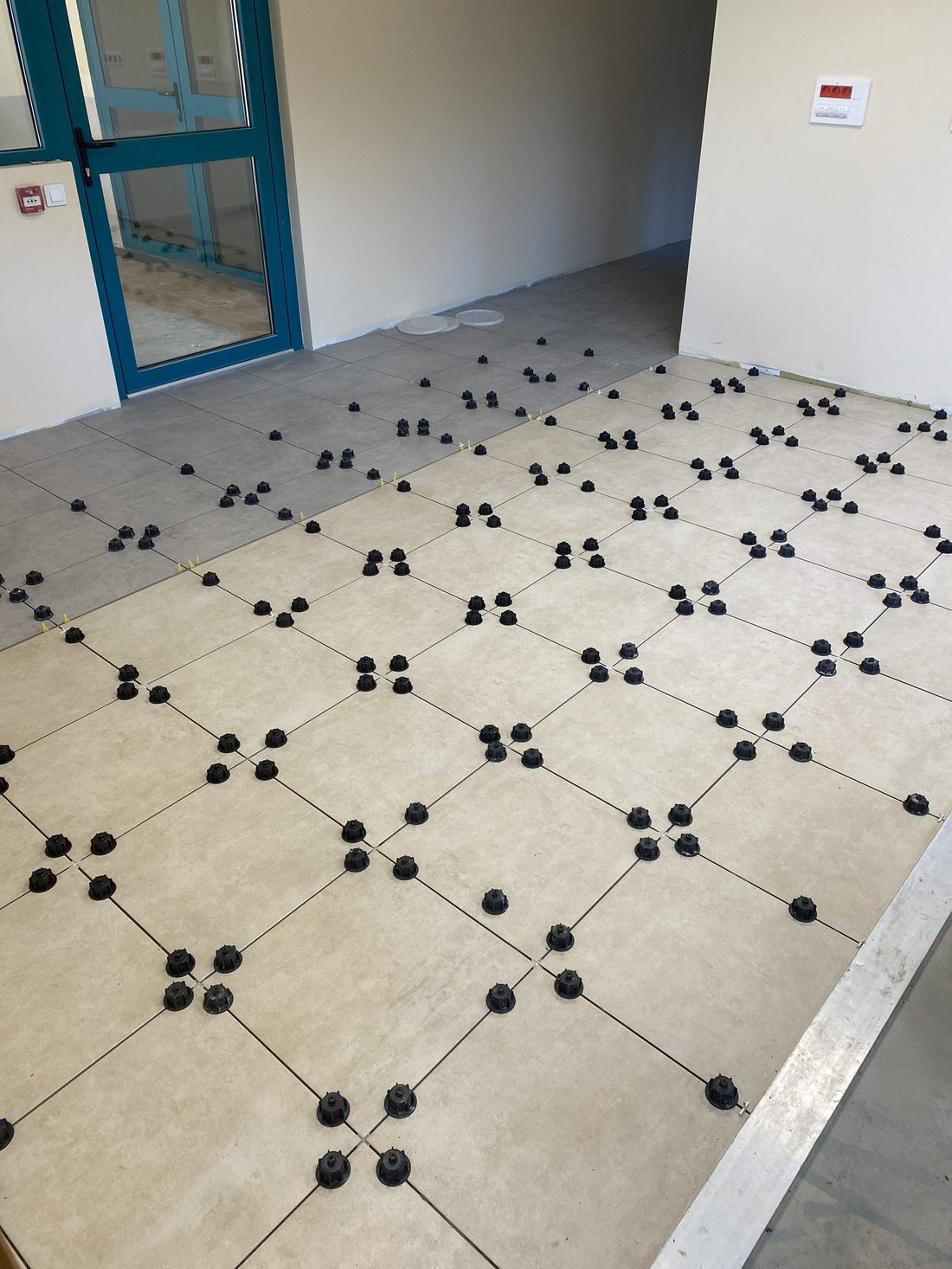 Pose de grands carreaux avec système de mise à niveau — Prestige Carrelage