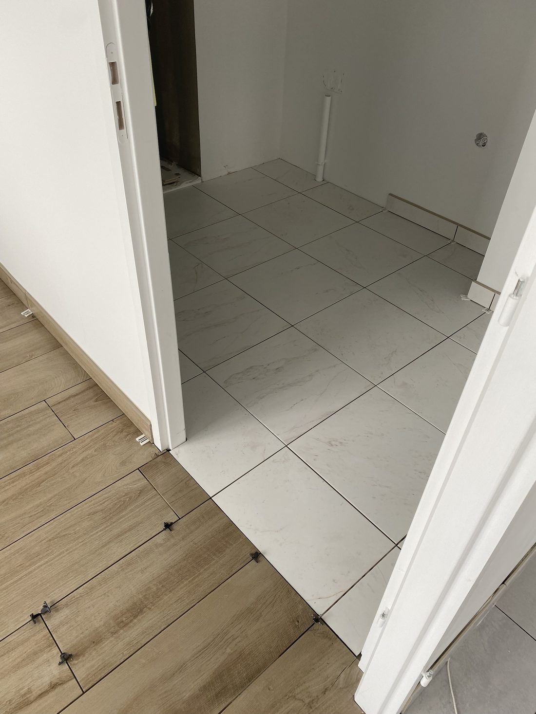 Transition entre effet bois et effet marbre — Prestige Carrelage