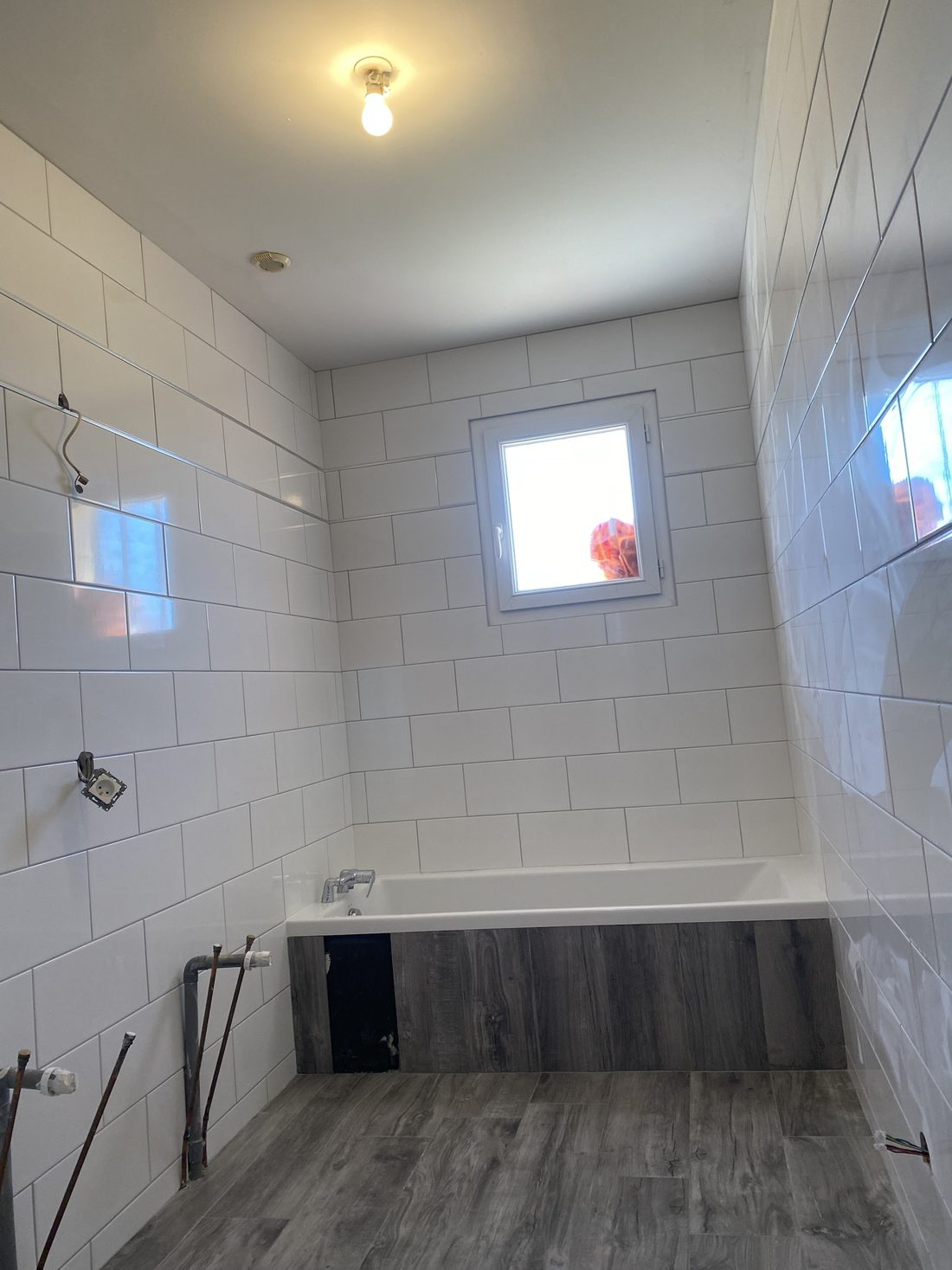 Salle de bain en faïence blanche — Prestige Carrelage